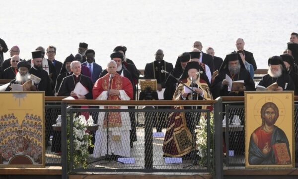 H στιγμή που Πάπας και Οικουμενικός Πατριάρχης ψάλλουν μαζί το «Πιστεύω» στη Νίκαια – Βίντεο