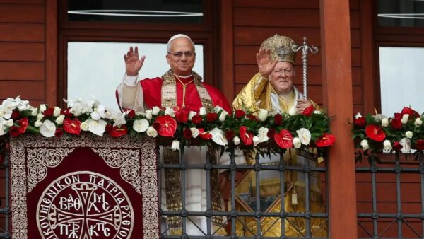 Φανάρι: Πατριάρχης Βαρθολομαίος και Πάπας Λέων ευλόγησαν τους πιστούς από τον εξώστη του Πατριαρχείου