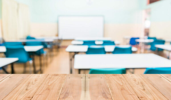 Πήγε στο σχολείο να πάρει το παιδί του, εξύβρισε τη δασκάλα και συνελήφθη