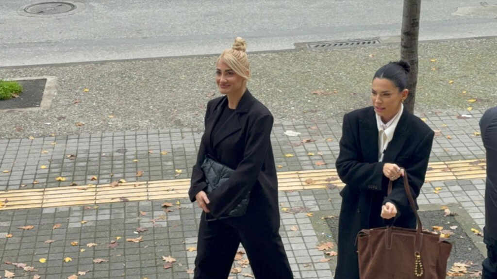 Εβαλε τα κλάματα η Τούνη έξω από τα δικαστήρια Θεσσαλονίκης: «Αν εγώ δεν έχω δικαιωθεί 8 χρόνια, φανταστείτε τι ζουν άλλες κοπέλες»