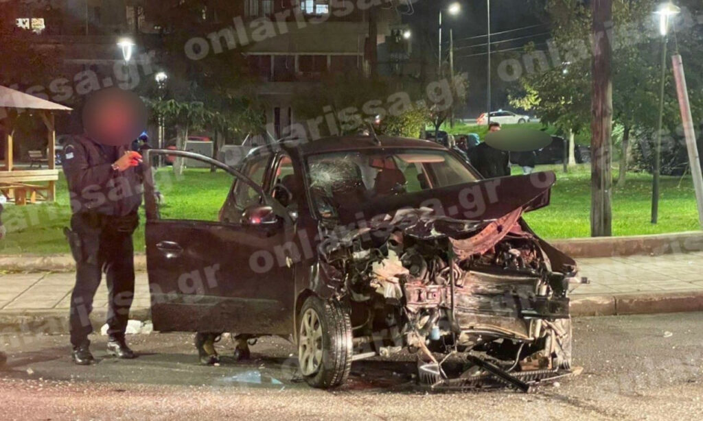 Λάρισα: Σοβαρό τροχαίο με σφοδρή σύγκρουση αυτοκινήτων – Εγκλωβίστηκαν τρία άτομα