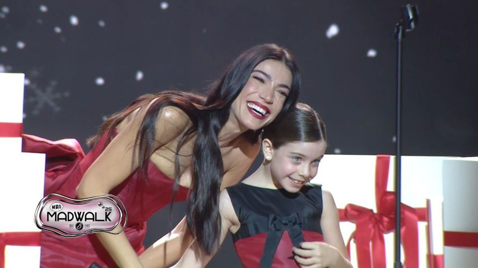 H Ήβη Αδάμου με την πανέμορφη κορούλα της στην σκηνή του MadWalk 2025!