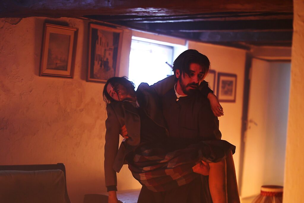 Άγιος έρωτας – Ο πατήρ Νικόλαος σώζει τη Δώρα από τις φλόγες