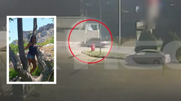 Η στιγμή που η 46χρονη φεύγει με το αμάξι από το σπίτι της πεθεράς της αφού τη δολοφόνησε – Το λάθος με τις κάμερες την πρόδωσε