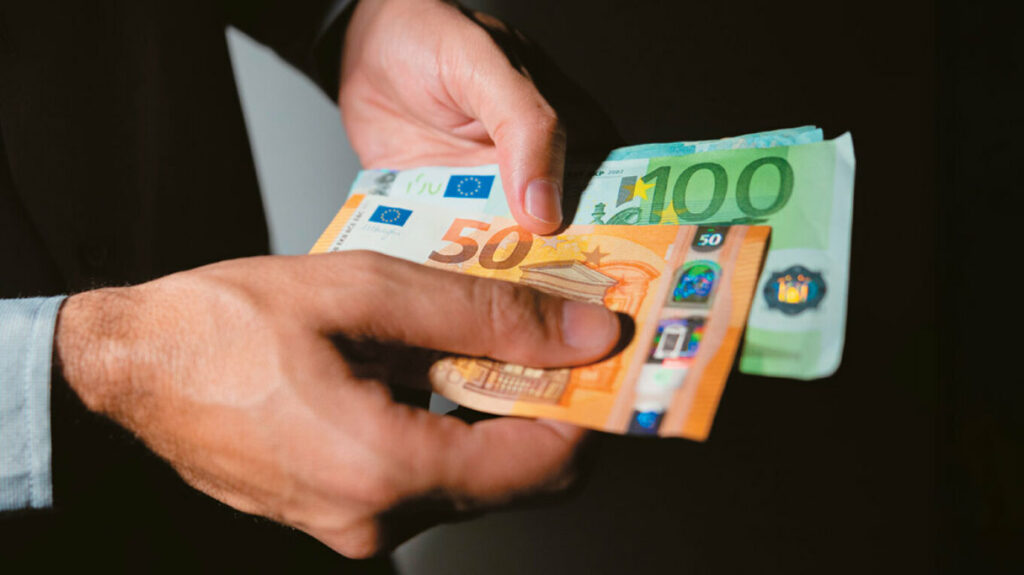 Ρομά με… Τεχνητή Νοημοσύνη εξαπάτησαν 1.000 πρόσωπα και έκλεψαν 7,5 εκατ. ευρώ – Κορόιδεψαν και τραπεζικό στέλεχος