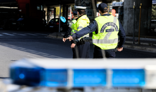 Έτρεχε με τη μηχανή σε κεντρικό δρόμο ανάποδα, παραλίγο να παρασύρει δίχρονο παιδί και στη συνέχεια έριξε κουτουλιά σε αστυνομικό και τον έστειλε στο νοσοκομείο