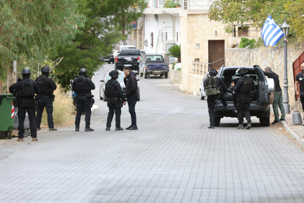 Έρευνα Metron Analysis: 1 στους 4 Έλληνες θέλει όπλο για αυτοπροστασία