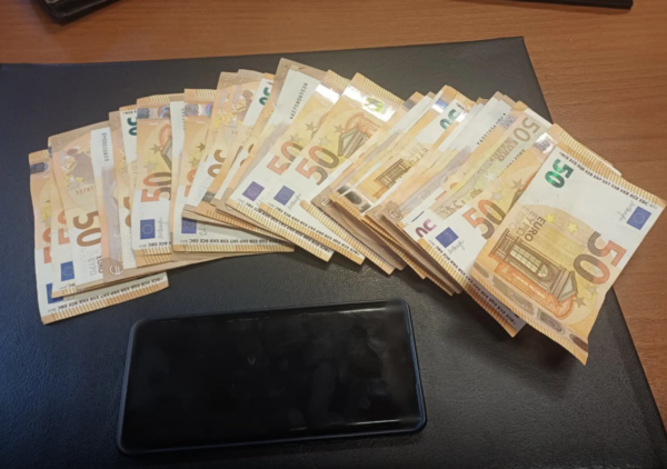 Έπεισε ηλικιωμένη πως συγγενής της χρειάζεται χειρουργείο και άρπαξε 5.000 ευρώ, μία σύλληψη στην Ευρυτανία