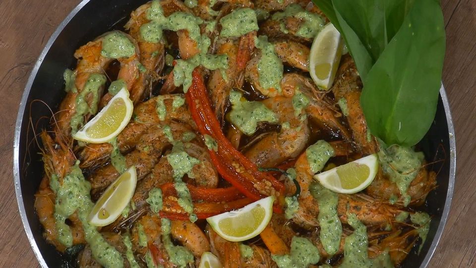 Γαρίδες με πέστο από φύλλα άγριου σκόρδου Σάμου