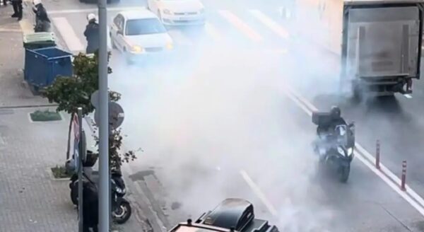 Επεισόδια στη δίκη του Άλκη Καμπανού: Κουκουλοφόροι επιτέθηκαν στους φίλους των καταδικασμένων – Δακρυγόνα από τα ΜΑΤ