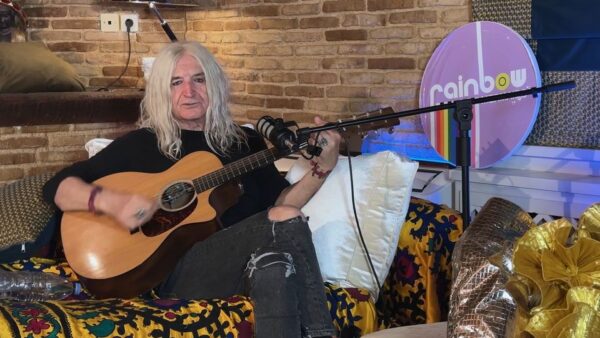 Νίκος Καρβέλας: Το τραγούδι για τη γονεϊκότητα που αποφάσισε να κυκλοφορήσει