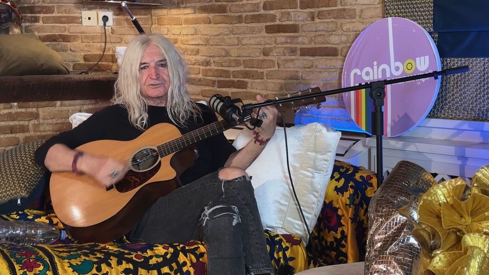 Νίκος Καρβέλας: Το τραγούδι για τη γονεϊκότητα που αποφάσισε να κυκλοφορήσει