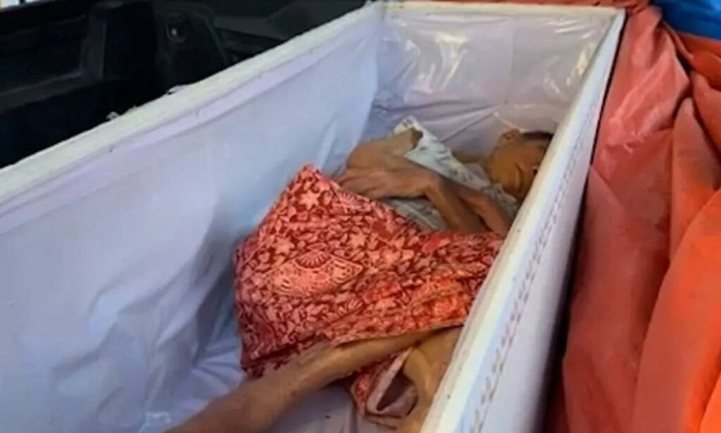 Χαμός σε κηδεία: Η νεκρή χτύπησε το φέρετρο για να… βγει!