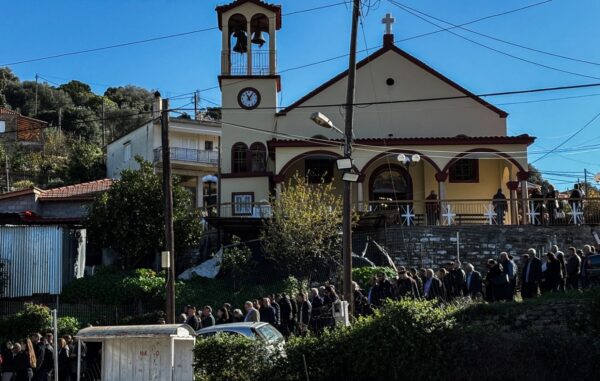 Ράγισαν καρδιές στην κηδεία του 3χρονου Ανδρέα στη δυτική Αχαΐα: «Πού είσαι αγάπη μου» φώναζε η μητέρα του