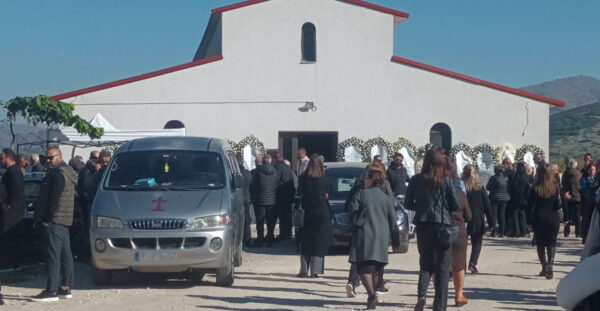 Σε βαρύ κλίμα η κηδεία της 49χρονης Ζωής που πέθανε στον φούρνο στο Δαμάσι Λάρισας