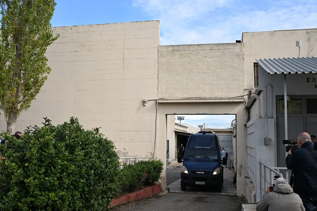 Απίστευτο περιστατικό στις φυλακές Κορυδαλλού: Σωφρονιστικός έβγαλε κρατούμενο για να του φτιάξει το αμάξι