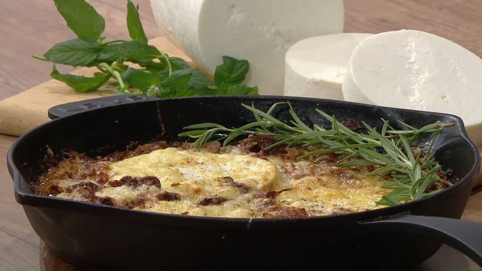 Ψητό μανούρι Θεσσαλονίκης με καραμελωμένα κρεμμύδια και σύκα