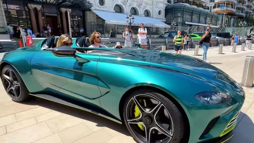 Οι κάμερες έπιασαν τον Τσιτσιπά να τρέχει με τη Lotus του με 210 χλμ. στην Αττική Οδό – Του πήγε ψηφιακά το πρόστιμο