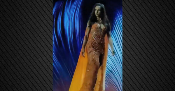 Miss Universe: H Μις Τζαμάικα έπεσε από τη σκηνή και την πήραν με φορείο – Δείτε βίντεο