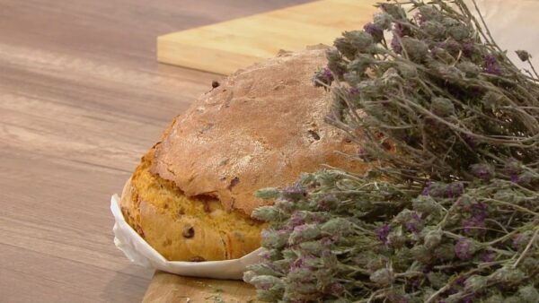 Ντοματοελιόψωμο με θυμάρι Σάμου