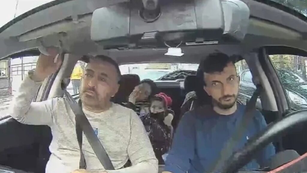 Οι κρίσιμες στιγμές μετά τη φονική δηλητηρίαση της οικογένειας τουριστών στην Τουρκία – Βίντεο από τη μεταφορά τους με ταξί στο νοσοκομείο