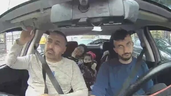 Οι κρίσιμες στιγμές μετά τη φονική δηλητηρίαση της οικογένειας τουριστών στην Τουρκία – Βίντεο από τη μεταφορά τους με ταξί στο νοσοκομείο