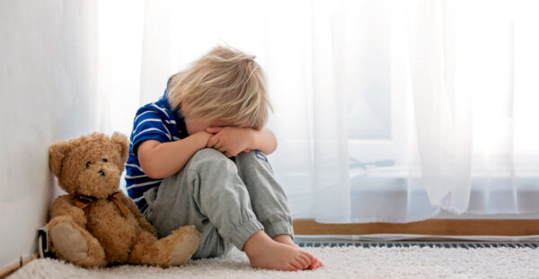 Φρίκη στην Αθήνα: 20χρονος ασελγούσε στα 2 και 4 ετών ανίψια του μαζί με τον σύντροφό του