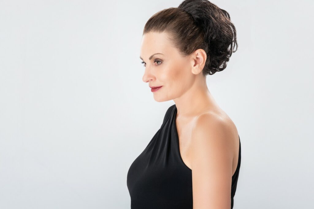 «Σοφία Βέμπο – Η Μεγάλη Ελληνίδα»: Η Θεοφανία Παπαθωμά ενσαρκώνει τη γυναίκα-σύμβολο που έγινε η φωνή της Ελλάδας