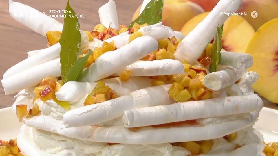 Τούρτα πάβλοβα με ροδάκινα Νάουσας