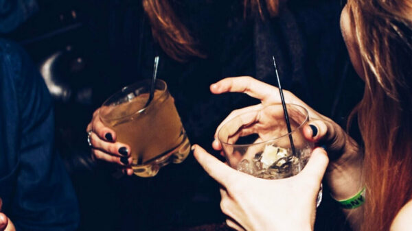 Θεσσαλονίκη: Πεσμένες στον δρόμο από αλκοόλ εντοπίστηκαν δύο 14χρονες – Αγόρασαν μπουκάλια με αλκοόλ από μίνι μάρκετ