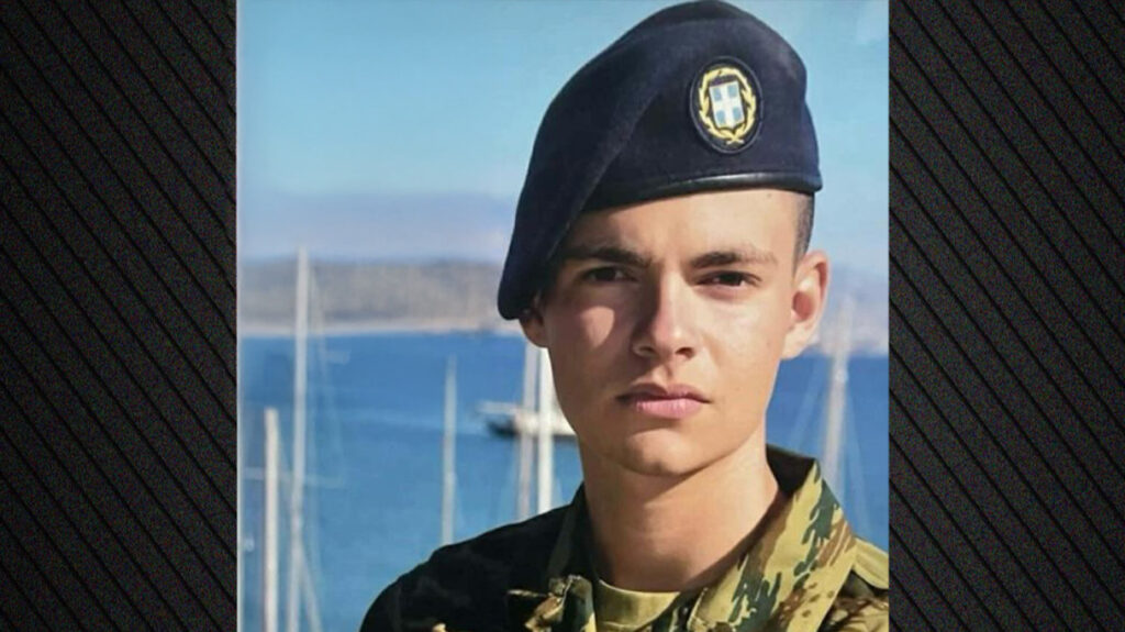 Ράγισαν καρδιές στην Κρήτη- Με την ελληνική σημαία υποδέχθηκαν τη σορό του 19χρονου Ραφαήλ που σκοτώθηκε με χειροβομβίδα