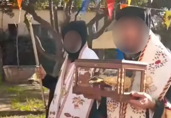 Στη γύρα είχε βγάλει ο ρασοφόρος youtuber τα «λείψανα» του Αγίου Παρθενίου – Τα πήγαινε ακόμα και σε σπίτια αρρώστων για να προσευχηθούν