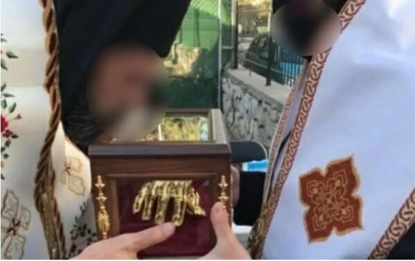 Η Άννα Φλωρινιώτη αποκαλύπτει για τον ψευτοπαπά που εξομολόγησε τον αδερφό της πριν πεθάνει: «Με τα λείψανα κοινώνησε τον Νίκο»