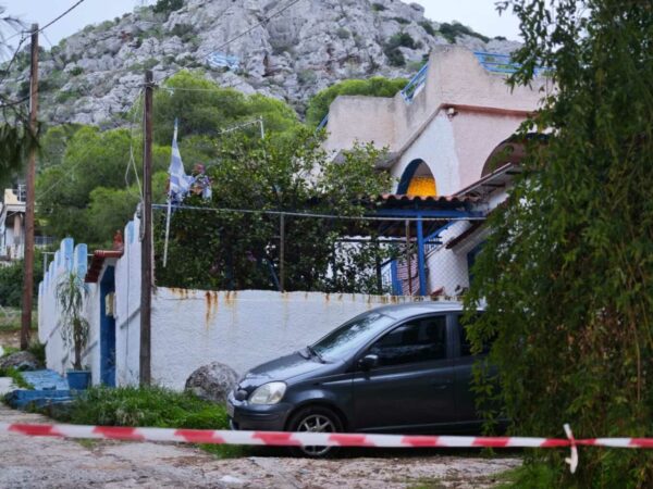 Άγρια δολοφονία ηλικιωμένης στη Σαλαμίνα: Τη χτύπησαν οι ληστές με μπουκάλι στο κεφάλι μέσα στο σπίτι της