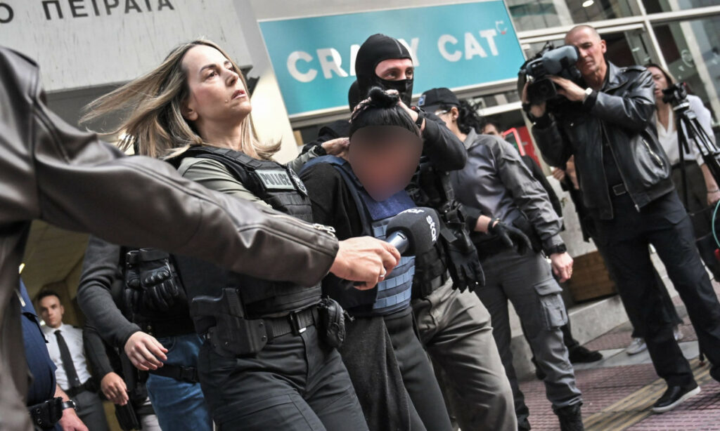 Σαλαμίνα: Από το «θέλω να τιμωρηθώ» στο «δε θυμάμαι» – Η πρώτη αντίδραση του γιου της ηλικιωμένης