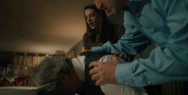 Το Σπίτι Δίπλα Στο Ποτάμι: Ο Απόστολος καταρρέει μπροστά σε όλους και η Ιουλία σε τρυφερό τετ-α-τετ με τον Κίμωνα!