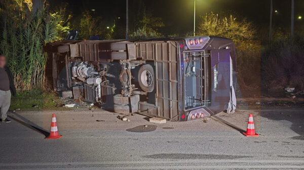Τουριστικό λεωφορείο στο Βελεστίνο βγήκε εκτός πορείας και ανετράπη: Στο νοσοκομείο πάνω από 10 τραυματίες- Δείτε βίντεο και φωτογραφίες