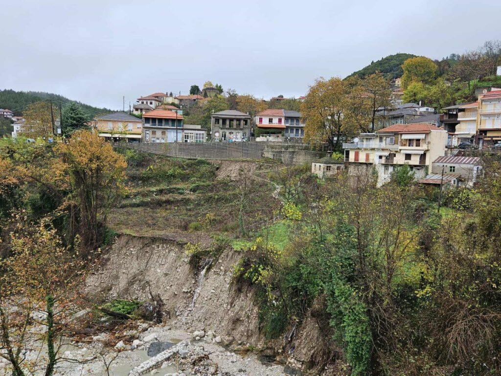 Μεγάλη κατολίσθηση στα Τζουμέρκα λόγω της κακοκαιρίας – Σπίτια κρέμονται στον γκρεμό