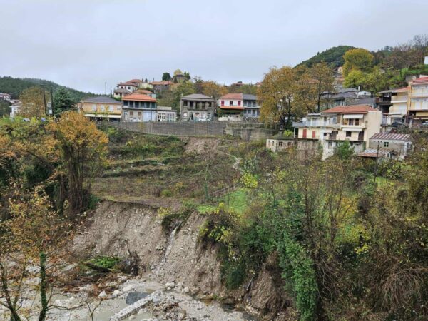 Μεγάλη κατολίσθηση στα Τζουμέρκα λόγω της κακοκαιρίας – Σπίτια κρέμονται στον γκρεμό