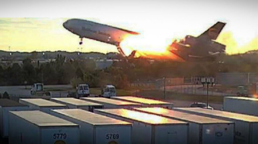 Σοκαριστικές φωτογραφίες από τη στιγμή που ο κινητήρας του αεροσκάφος της UPS αποσπάται λίγα δευτερόλεπτα πριν συντριβεί στο Κεντάκι