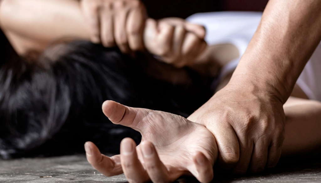 Χανιά | «Αναγκάστηκε να τα πάρει πίσω, για να της δώσει το διαζύγιο» – Στη φυλακή 42χρονος για τον βιασμό της γυναίκας του εντός γάμου