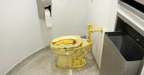Χρυσή τουαλέτα με όνομα «Αμερική» πουλήθηκε σε δημοπρασία- Το απίστευτο ποσό που δόθηκε