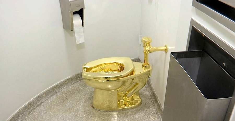 Χρυσή τουαλέτα με όνομα «Αμερική» πουλήθηκε σε δημοπρασία- Το απίστευτο ποσό που δόθηκε