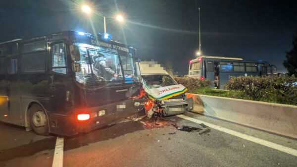 Σοβαρό ατύχημα στον Πλατύκαμπο Λάρισας: Ασθενοφόρο έπεσε πάνω σε κλούβα της Αστυνομίας, δείτε φωτογραφίες