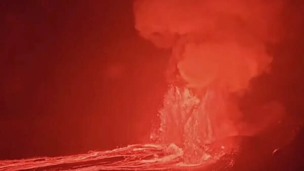 Χαβάη: Εντυπωσιακά πλάνα από το ηφαίστειο Κιλαουέα που εκτόξευσε καυτή λάβα σε ύψος 420 μέτρων