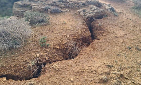 Χανιά: Ανησυχία στους Αγίους Αποστόλους – Μεγάλο ρήγμα εμφανίστηκε πάνω από τη σπηλιά