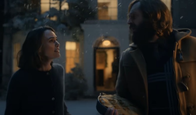 Η πιο συγκινητική χριστουγεννιάτικη διαφήμιση: Η Κίρα Νάιτλι ερωτεύεται και όλοι «λιώνουν»-