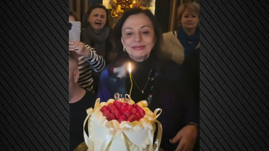 Η Χάρις Αλεξίου έγινε 75 ετών: Η έκπληξη των φίλων της, η τούρτα και τα τραγούδια με τη Γαλάνη στο ρετρό λεωφορείο