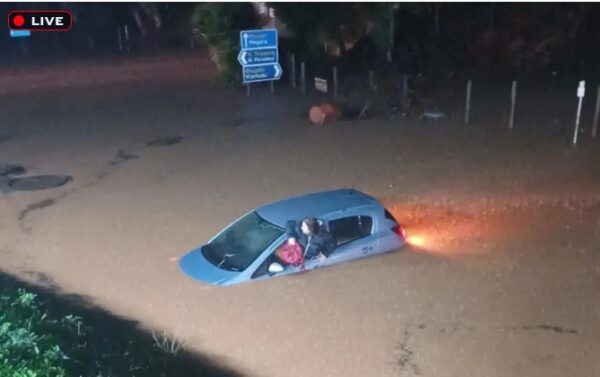 Κακοκαιρία Byron: Μηνύματα 112 σε Καρδίτσα και Φθιώτιδα – Πλημμύρισε η Μάνδρα, δρόμοι ποτάμια στην Αττική