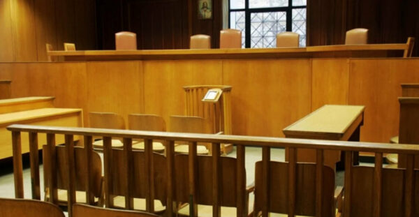 Δυόμισι χρόνια φυλακή σε 74χρονο που χτύπησε με πατερίτσα σύζυγo και κόρη στον Βόλο